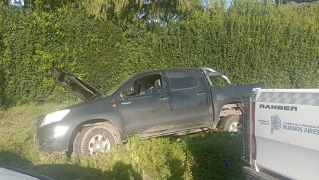 Huyó a toda velocidad en una camioneta robada y se incrustó en una zanja en San Carlos
