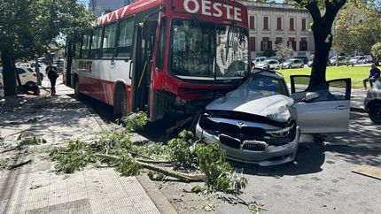 Así fue el impresionante choque entre un micro Oeste y dos autos en pleno centro 