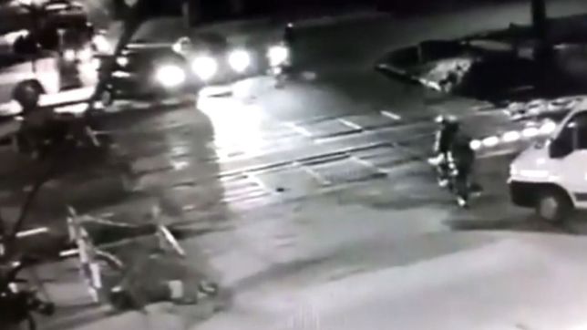 video: un delivery intento cruzar las vias con las barreras bajas y lo choco el tren roca