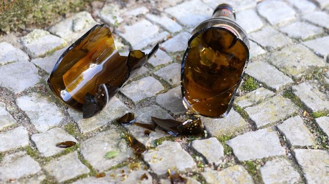 una joven de 25 anos degollo a su expareja de 16 con una botella rota