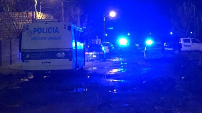 con un arma y un cuchillo, irrumpieron en una casa de la plata y asaltaron a una pareja