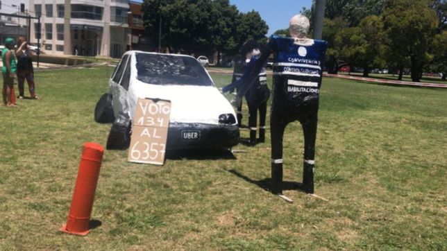 quemaran un uber secuestrado para concientizar al barrio sobre el transporte ilegal