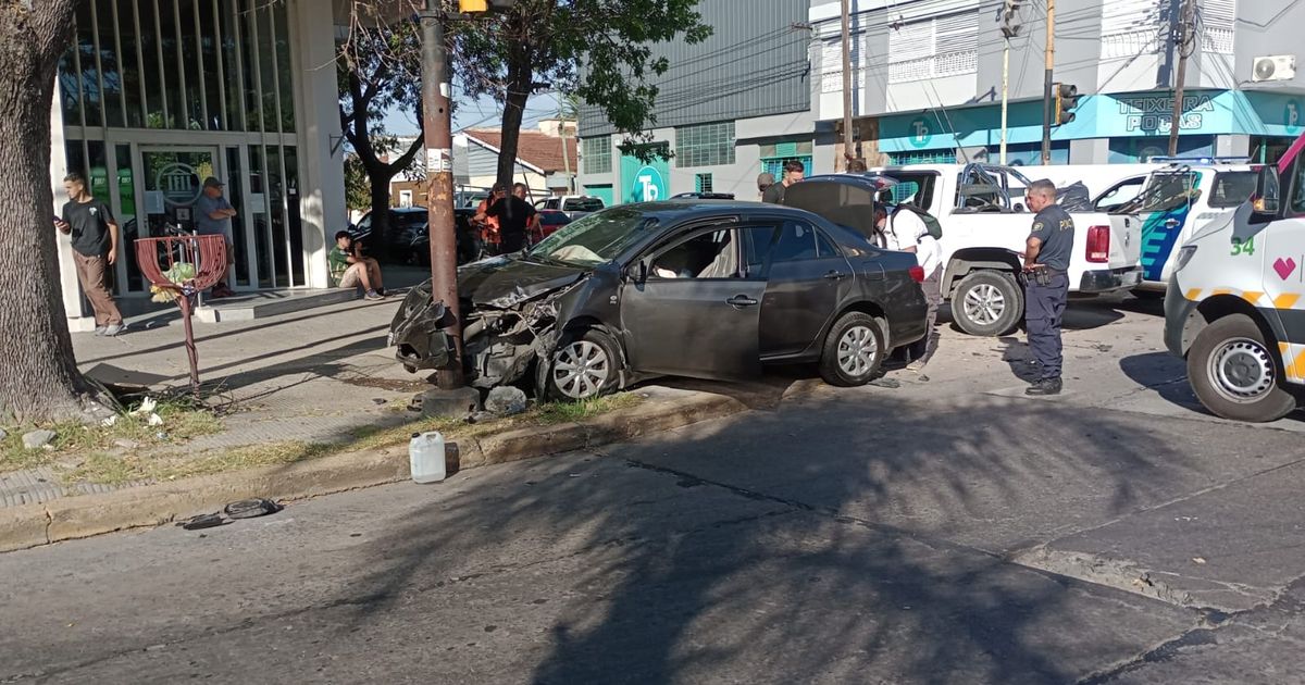 Fuerte choque entre un auto y una camioneta en La Plata