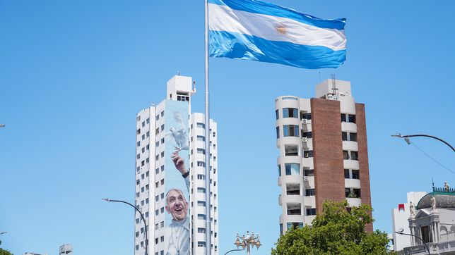 volvieron a izar la bandera argentina en plaza moreno despues de que se rompiera en el temporal