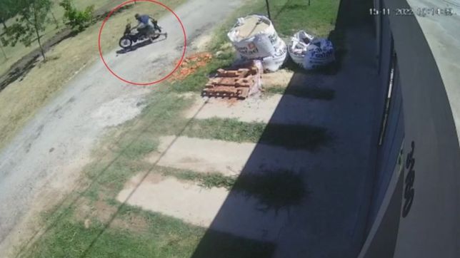 video: en menos de 20 segundos, se robo una moto a plena luz del dia en city bell