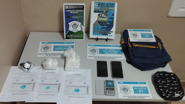dos chicos fueron detenidos en berisso con casi un kilo de cocaina