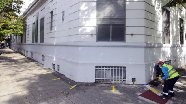 demarcan las veredas en los centros de testeos para evitar las aglomeraciones