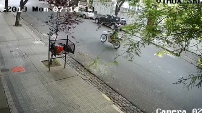video: iba en moto y un cable que colgaba sobre la calle casi lo mata