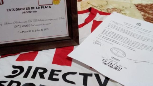 fanatismo extremo por estudiantes: le puso pincharrata a su hijo y quiere bautizarlo en 1 y 57