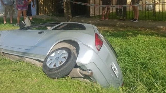 un auto derrapo en berisso, termino en una zanja y hay dos heridos