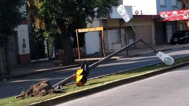perdio el control del auto, se subio a una rambla, destruyo un poste y escapo como si nada