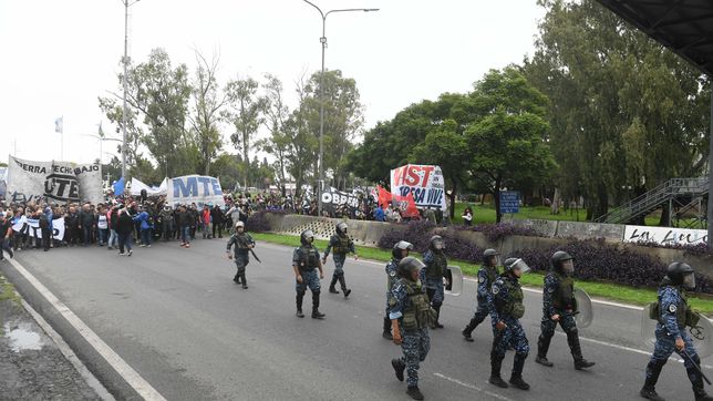 organizaciones sociales cortaran la bajada de la autopista reclamando la continuidad de planes