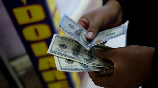 sube el dolar en un lunes de mucha incertidumbre