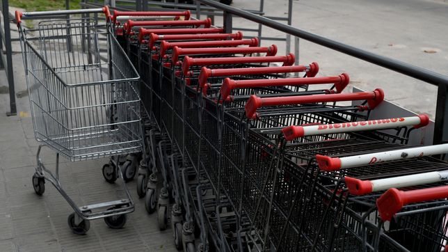 realizaron un control en un supermercado de berisso y hallaron mercaderia vencida desde hacia un ano