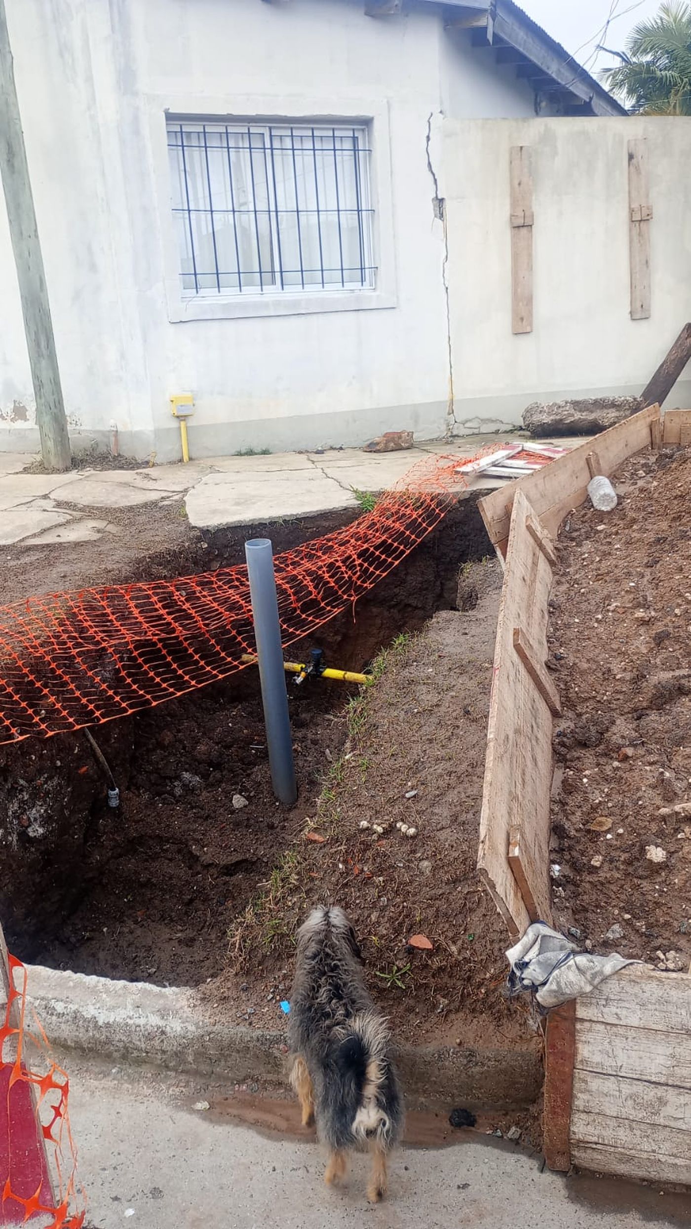 El pozo en la vereda habría generado rajaduras en la casa y reclaman que ABSA termine el trabajo