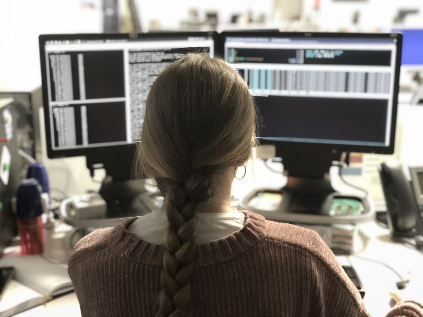 Mujer informática computadora.jpg