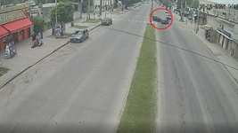 dos autos chocaron en la plata y uno termino impactando contra un semaforo dos autos chocaron en la plata y uno termino impactando contra un semaforo