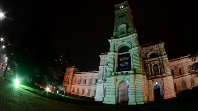 ¿por que iluminaron la municipalidad de la plata de color rojo, verde y blanco?