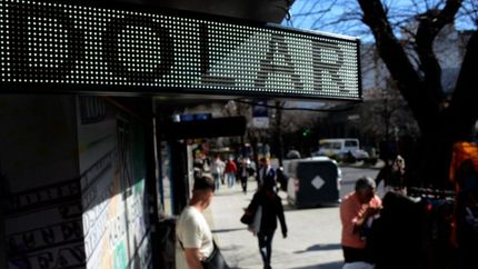 El dolar blue tuvo un salto en el arranque de la semana y cerró cerca de los $730