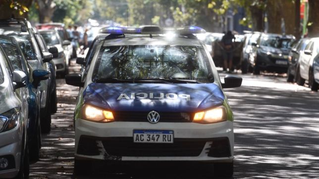 iba en una moto robada, tenia una pistola, quiso escapar y la policia lo detuvo