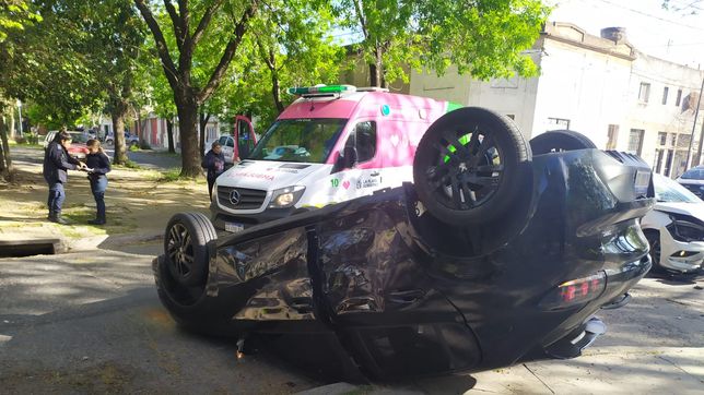 choque, vuelco y alarma a metros de una escuela