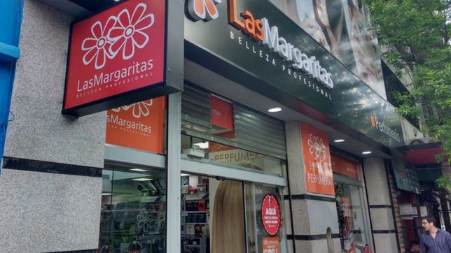 destrozaron el frente de las margaritas y escaparon con perfumes importados