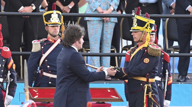 historiadores apuntan contra milei por el traslado del sable corvo de san martin y lo acusan de provocacion politica