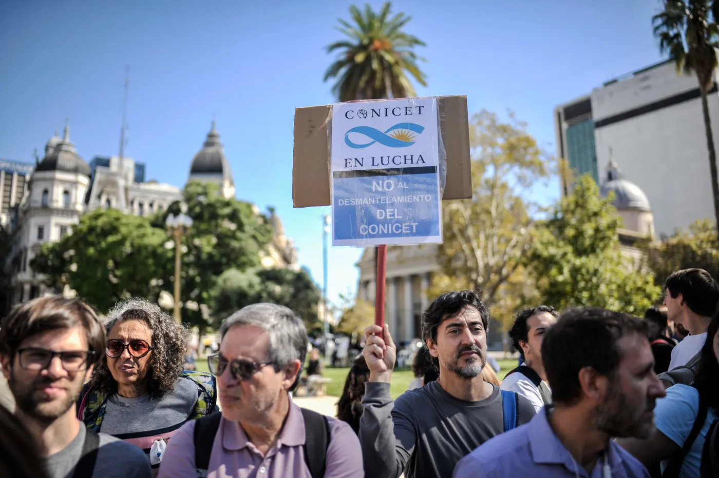 Becarios denuncian un “cientificidio” ante la falta de respuestas y el riesgo de abandonar sus carreras