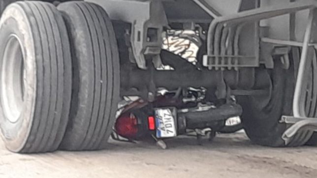 tragico accidente en la plata: un hombre en moto fue arrollado por un camion y murio