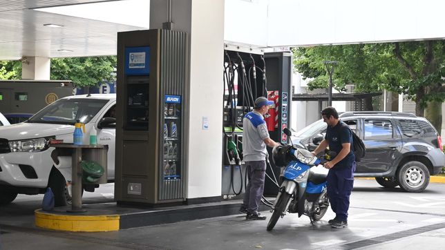 el lunes vuelven a aumentar los combustibles y se esperan largas colas en las estaciones