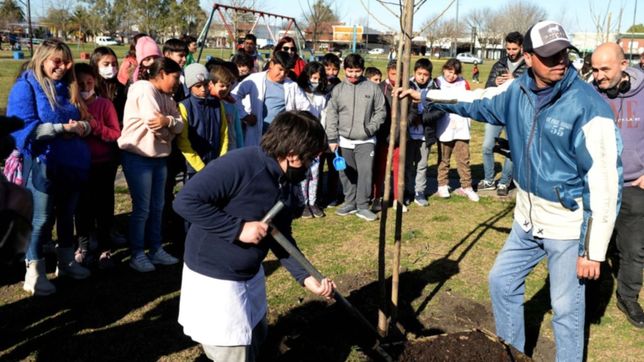 asi se vivio la jornada de forestacion que busca integrar a tres barrios de la plata