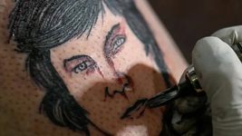 me lo hizo un amigo kirchnerista: se tatuo a javier milei para cumplir una promesa me lo hizo un amigo kirchnerista: se tatuo a javier milei para cumplir una promesa