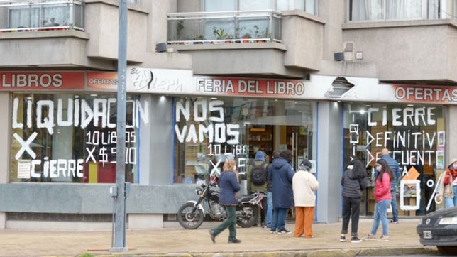 cierra la historica libreria el aleph, liquida todo y hay largas filas por las ofertas