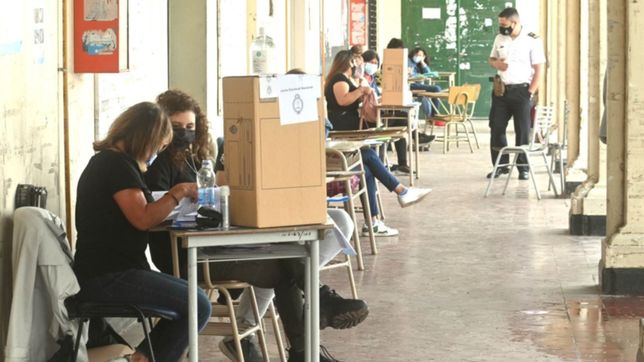 la curiosa situacion que se vivio en una escuela de la plata y que atraso la votacion