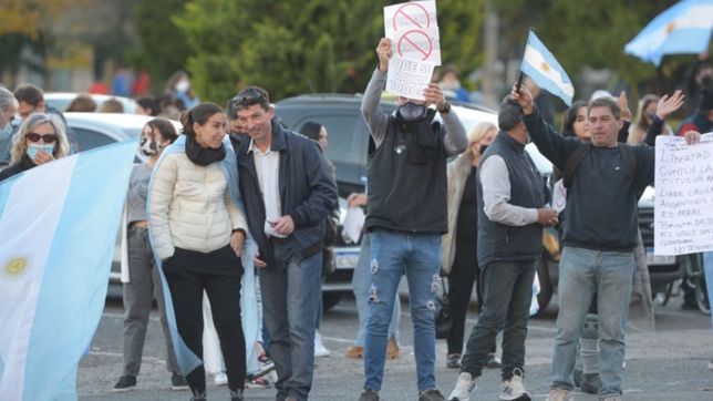 con pocos barbijos y banderas, marcharon en la plata contra las restricciones en el pais