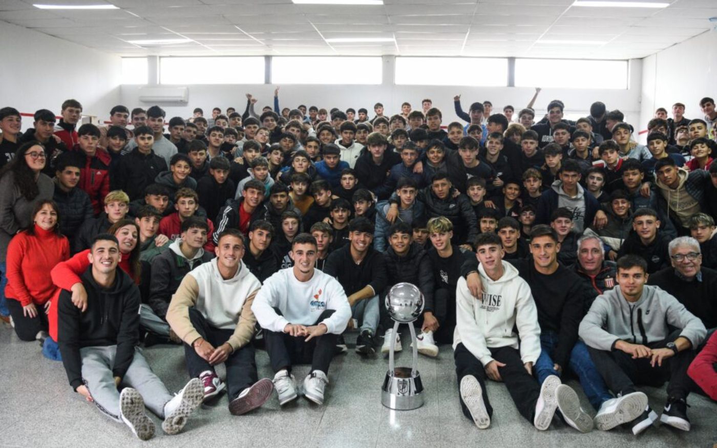 Plantel Estudiantes Escuela.jpg