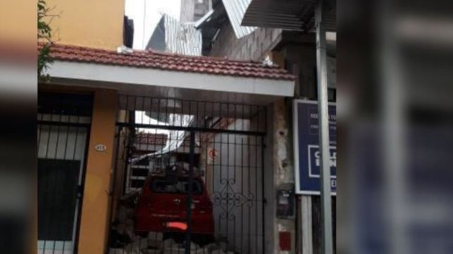 el temporal derrumbo parte de un edificio sobre una casa vecina