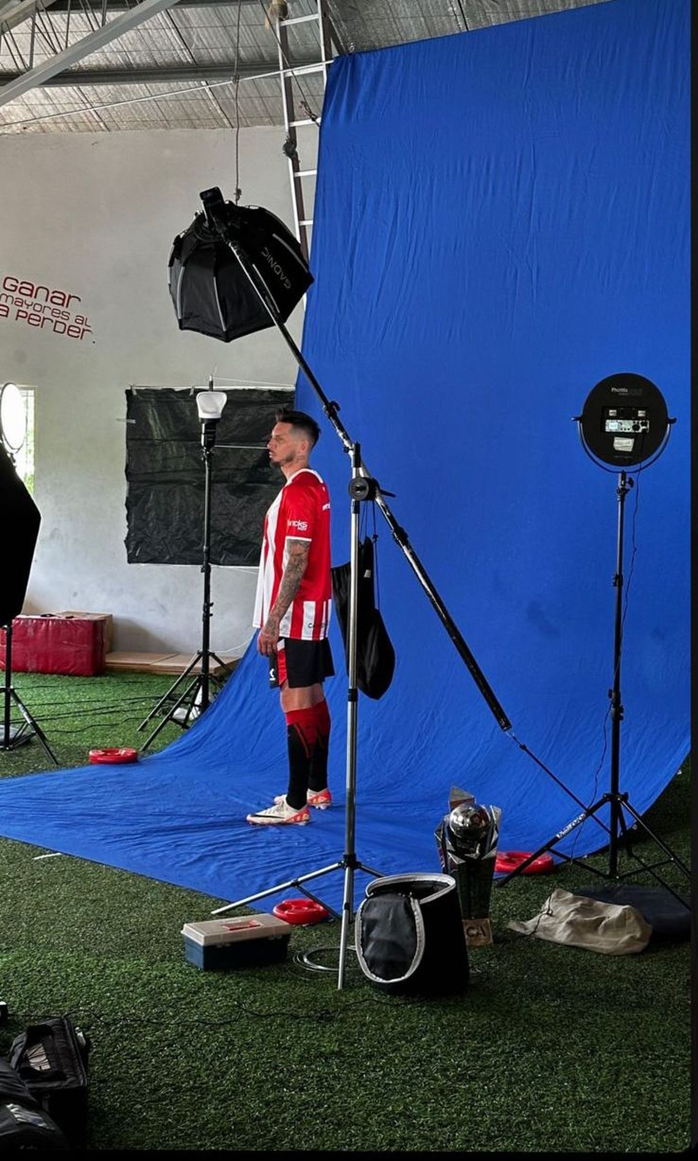 José Sosa, posando frente a las cámaras con el nuevo conjunto de Estudiantes.