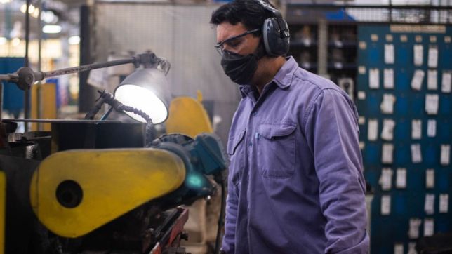 aumentan el salario minimo y llegara a $33.000 en febrero con 52,7% de suba en un ano