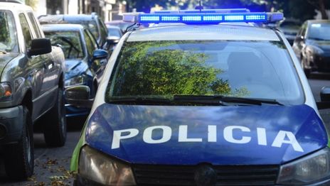 Sorprendió a un vecino de Los Hornos en la calle, lo molió a golpes y le robó el celular