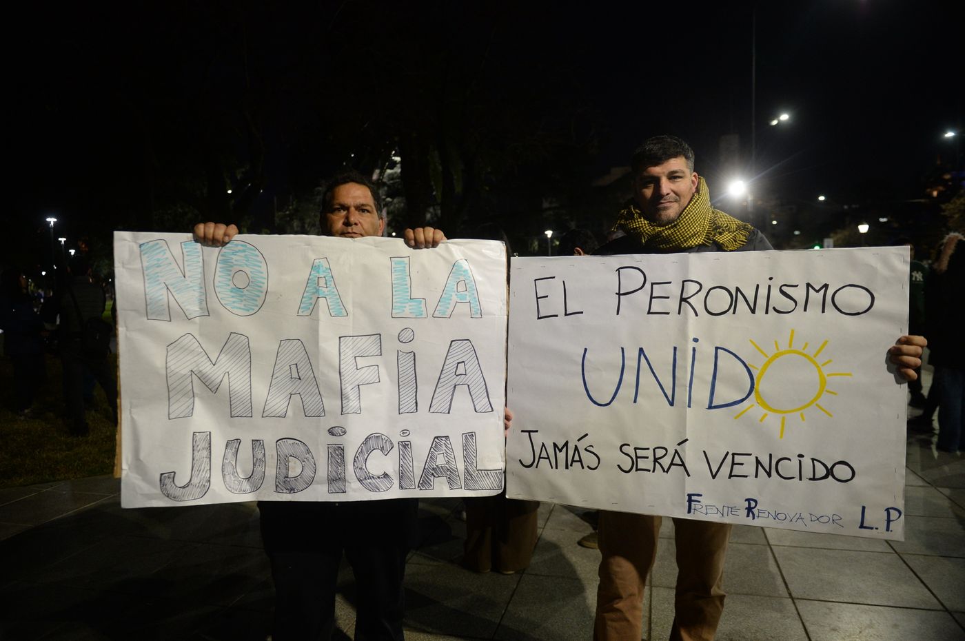 Carteles en la movilizaci&oacute;n a 7 y 50