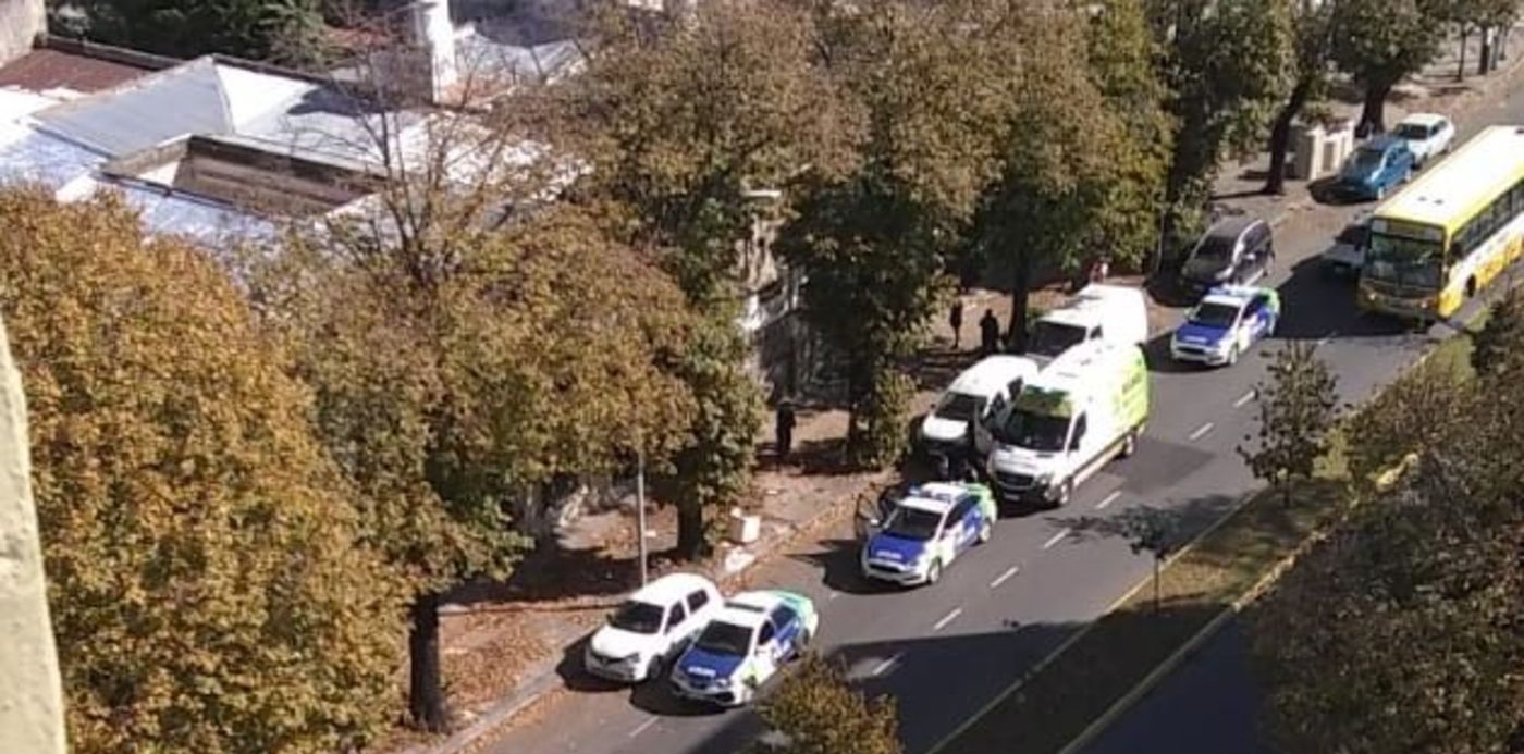 1588885845680.jpg?scaleY=1&rotate=0&scaleX=1&ow=640&oh=758&x=8&y=313&width=630&height=315&&cw=1920&ch=950