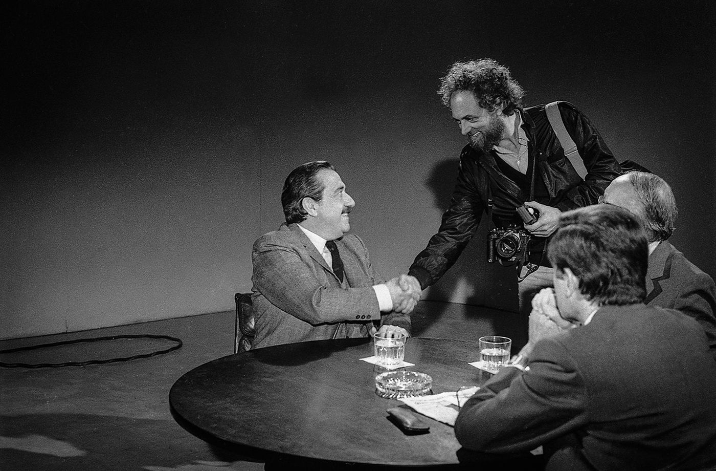 Raúl Alfonsín y Silvio Zuccheri en televisión con Mariano Grondona y Bernardo Neustadt (1983). Foto: Graciela Portela.