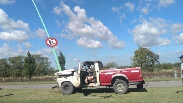 una camioneta se incrusto contra una columna del alumbrado en pleno camino a punta lara