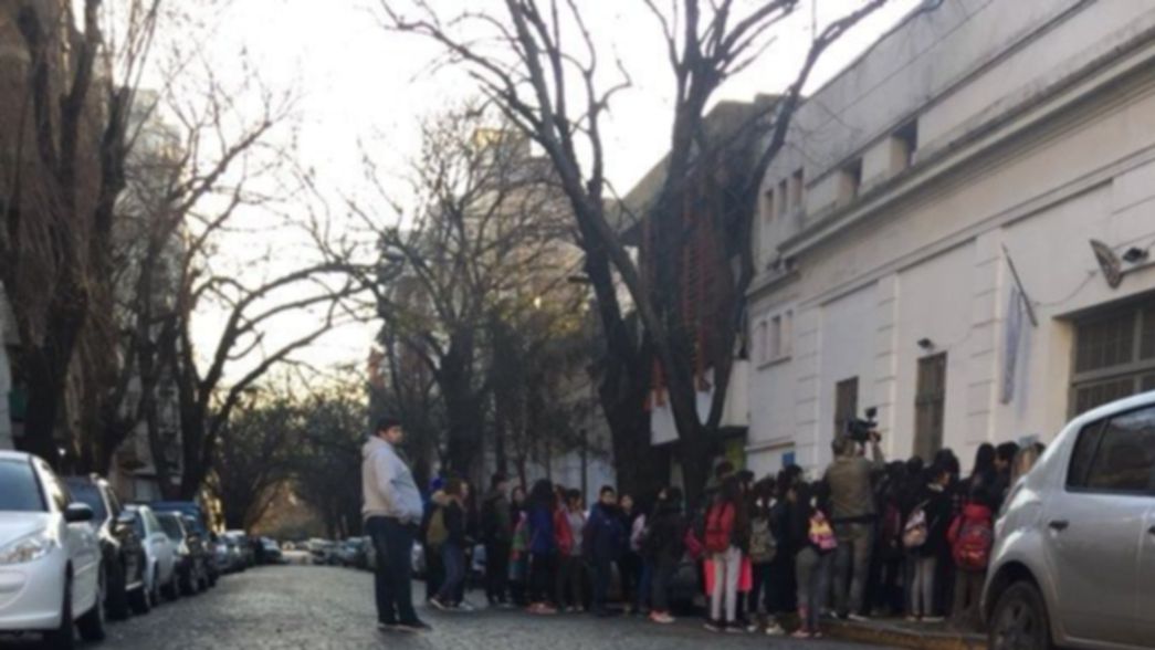 Padres y alumnos de las escuelas platenses cerradas se suman a la marcha docente