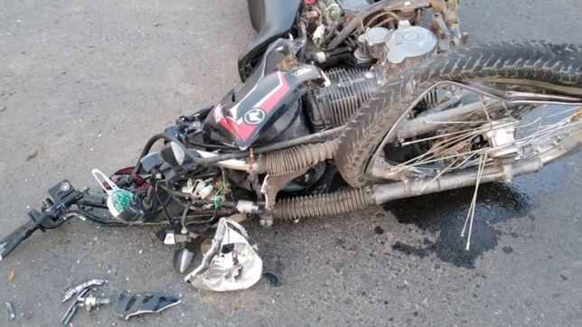fuerte choque entre un auto y una moto: un hombre se encuentra en grave estado