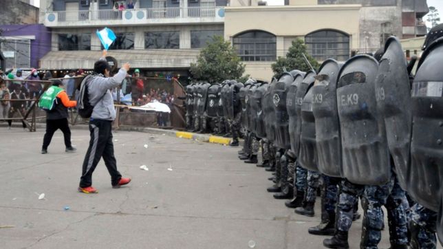 graves incidentes en jujuy: pedradas y represion en pleno debate por la nueva constitucion