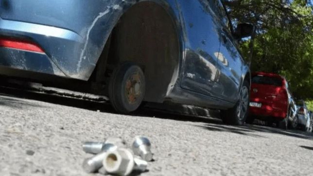 los robarruedas atacaron al menos cuatro autos en un barrio de la plata