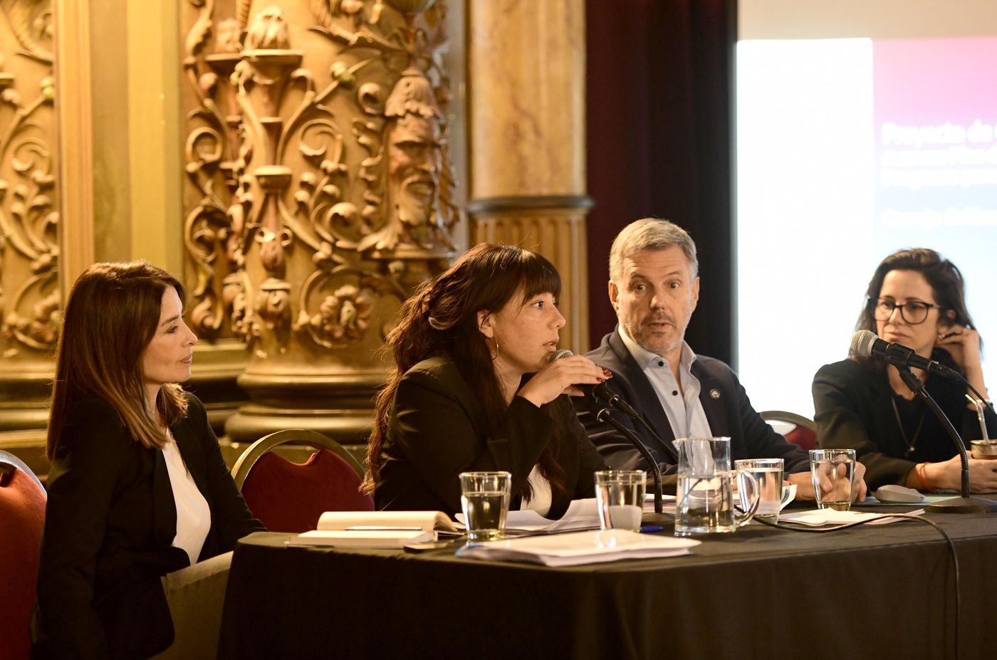 La presidenta de la comisi&oacute;n de Planeamiento, Cintia Mansilla (centro), junto al secretario Sergio Resa y parte de su equipo