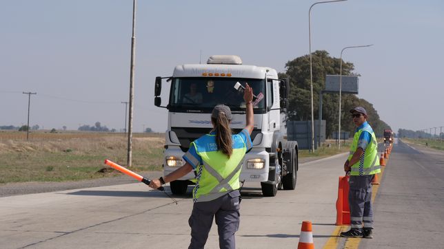 un camionero viajaba a la plata con cargas peligrosas y en un control descubrieron que iba borracho